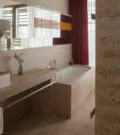 Badewanne mit Holzverkleidung im vigilius mountain resort