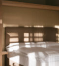 Doppelbett mit weißen gemütlichen Kissen und Bettdecken im vigilius mountain resort