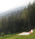 Sonnendeck mit roten Sitzpolstern beim vigilius mountain resort