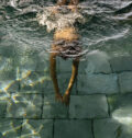 Frau beim Tauchen im Pool des vigilius mountain resort