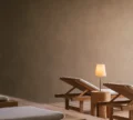 Ruheraum im Aquiléia Spa des Vigilius Mountain Resort mit Panoramablick in die Natur